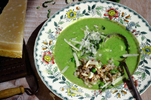 HOW TO THICKEN AGEING HAIR – PEA AND ROASTED GARLIC SOUP WITH BASIL AND FARRO