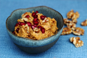 HEALTHY HALLOWEEN: PUMPKIN AND POMEGRANATE HUMMUS